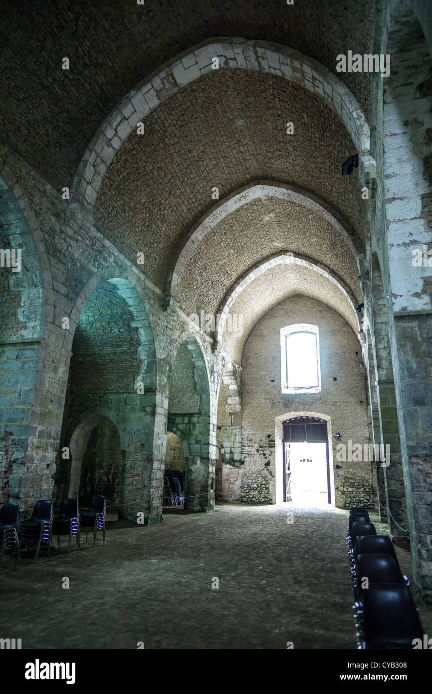 Innenraum der Kirche der Abtei Escaladieu in Hautes-Pyrénées, Frankreich Stockfoto