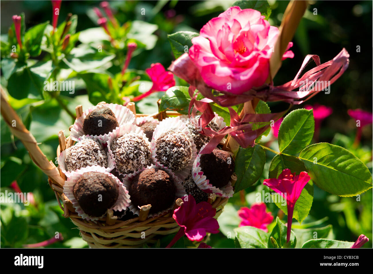 Handgemachte hausgemachte Pralinen dekoriert mit Blumen und Rosen Stockfoto