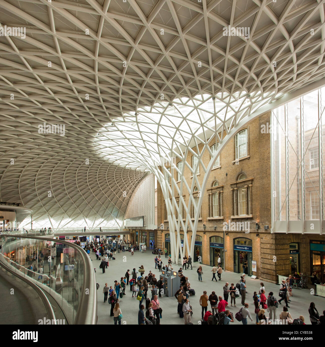 Neue Kings Cross Railway Station westlichen Bahnhofshalle Erweiterung Architektur, London, England Stockfoto