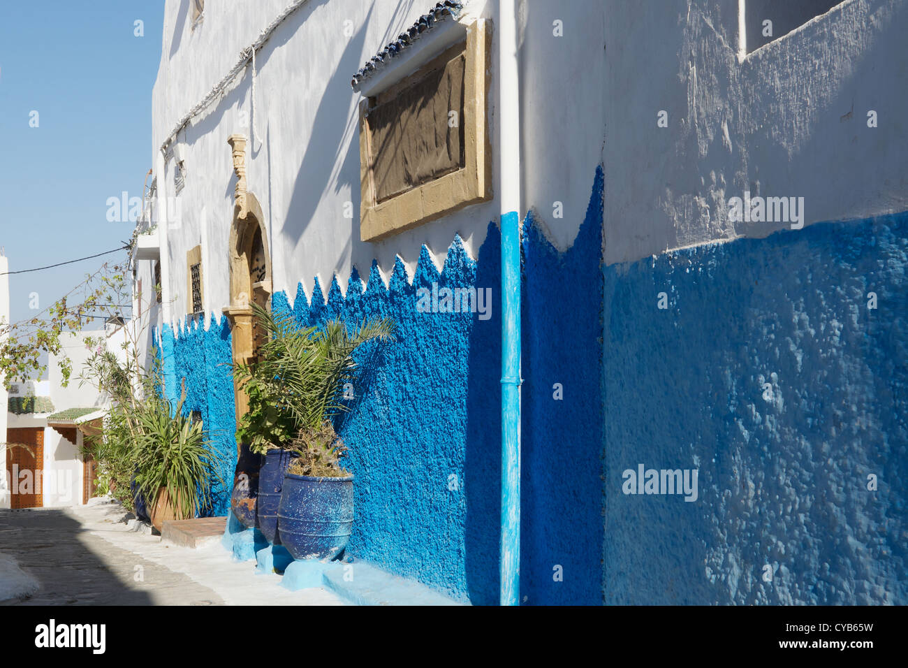 Vorderseite eines Hauses in Rabat der Medina. Die alte Kasbah ist bekannt für die Wände, die eine einheitliche blau und weiß gemalt Stockfoto