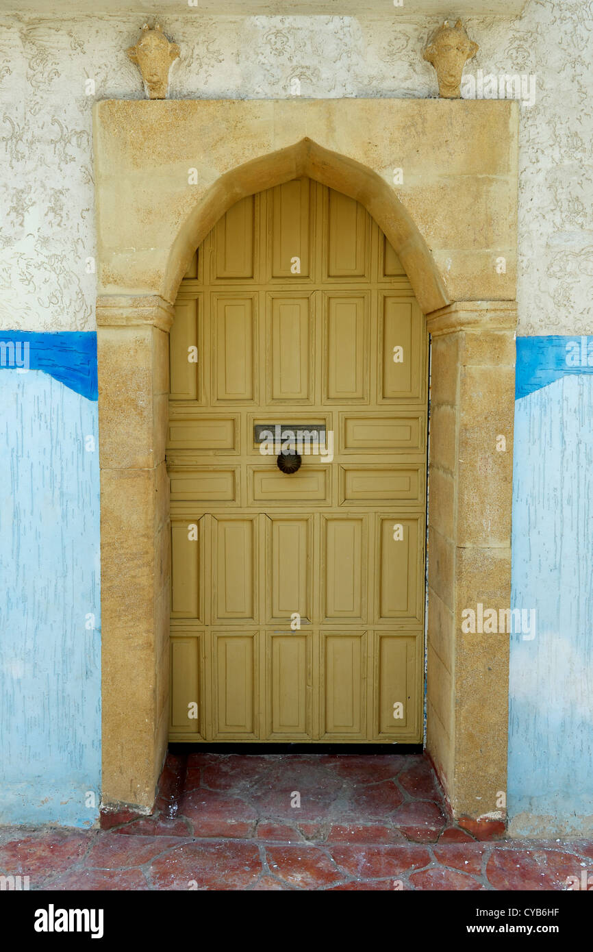 Alte Holztür in der Medina von Rabat, Marokko gelb lackiert Stockfoto