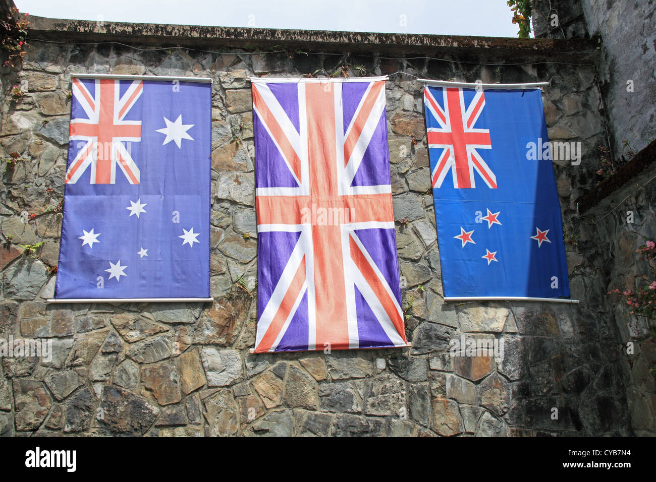 Australischen, britischen und neuseeländischen Fahnen auf Kundasang Kriegerdenkmal, Ranau, Sabah, Borneo, Malaysia, Südost-Asien Stockfoto