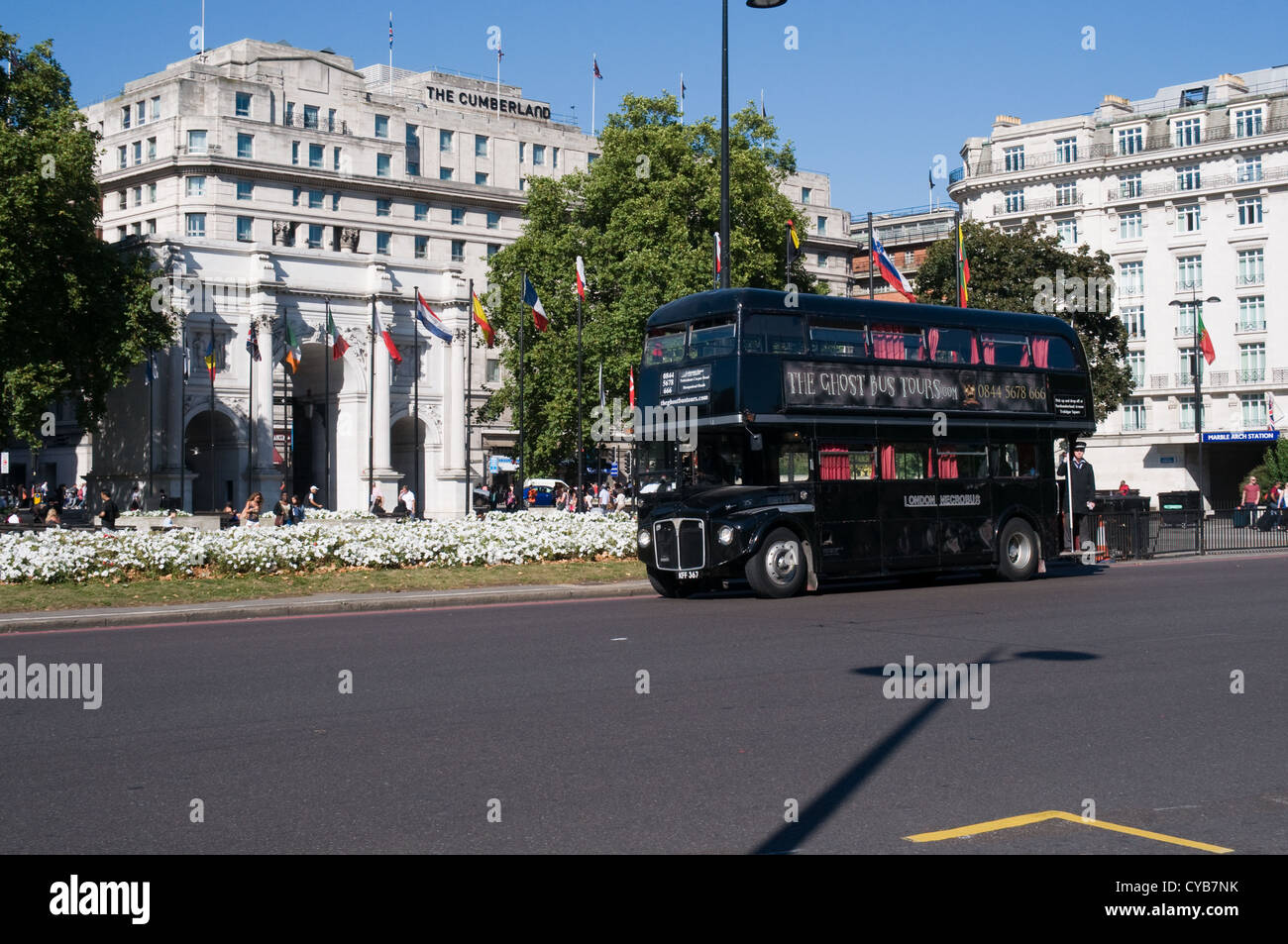 Ein ehemaliger London Transport Routemaster dient nun ein Ghost-Tour in London. Es wird gesehen, vorbei an Marble Arch Stockfoto