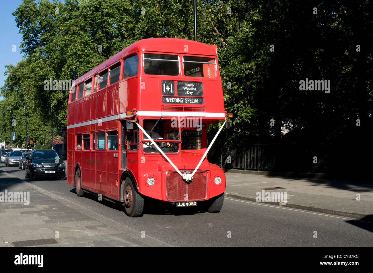 Ein ehemaliger London Transport Routemaster Bus ist als ein Spezialfahrzeug Hochzeit dekoriert. Der Bus verläuft entlang Piccadilly, London Stockfoto
