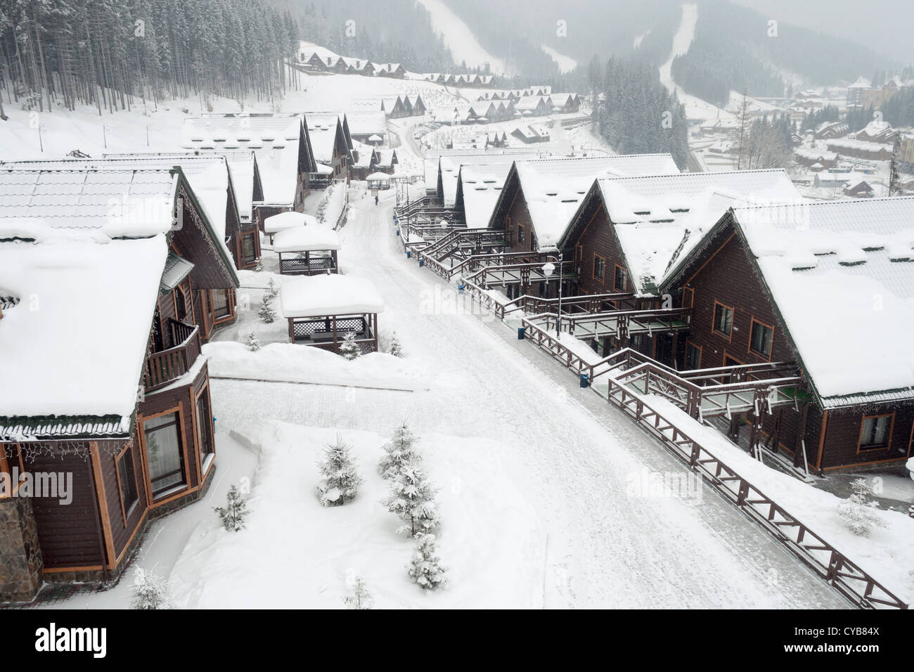Winter im Alpendorf unter Schneefall Stockfoto