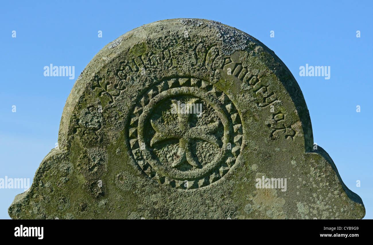 Grabstein mit stilisierten Cross Design. Kirche der Heiligen Birgitta. Moresby, Cumbria, England, Vereinigtes Königreich, Europa. Stockfoto