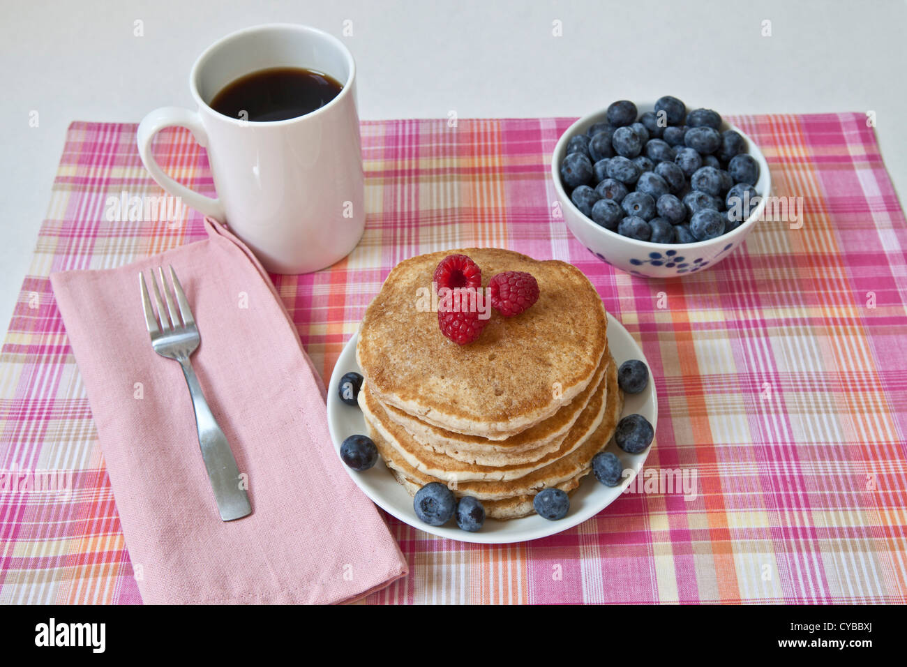 Heidelbeer-Pfannkuchen zum Frühstück Stockfoto
