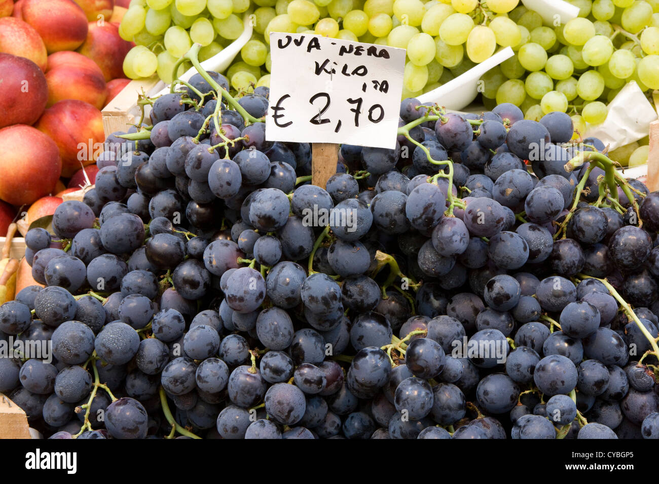Über das Dach von Italien: Obst & Gemüse für den Verkauf auf Marktstände im Bereich / Trauben Stockfoto