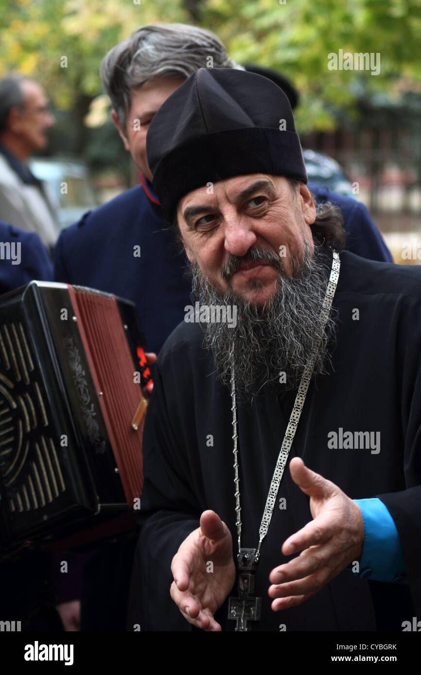 Orthodoxer Priester sprechen mit Don Cossack Stockfoto
