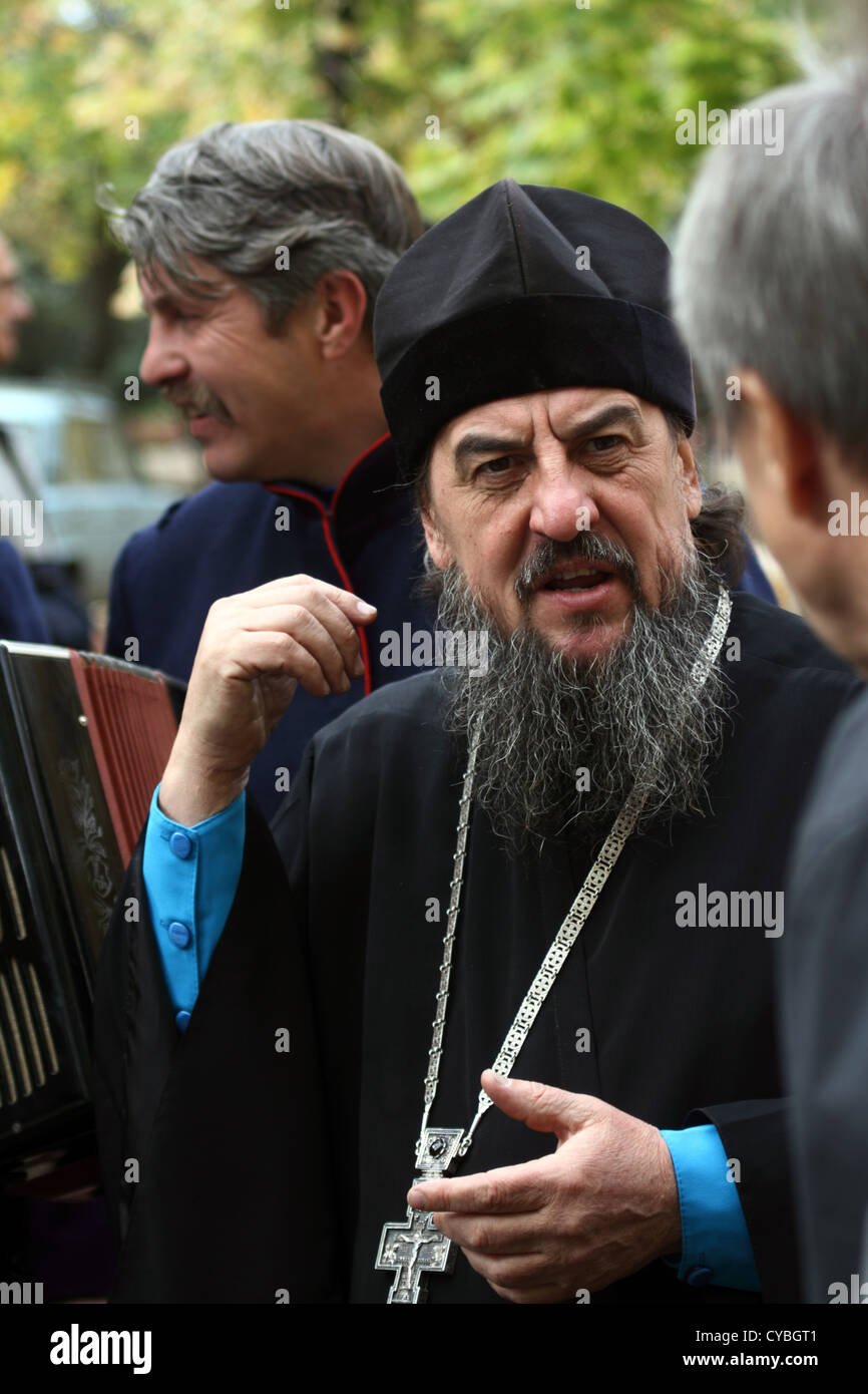 Orthodoxer Priester sprechen mit Don Cossack Stockfoto