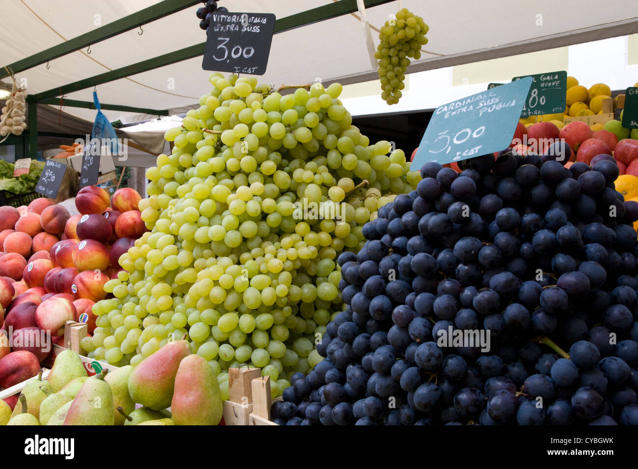 Bozen: Obst & Gemüse für den Verkauf auf Marktstände im Bereich / Trauben Stockfoto