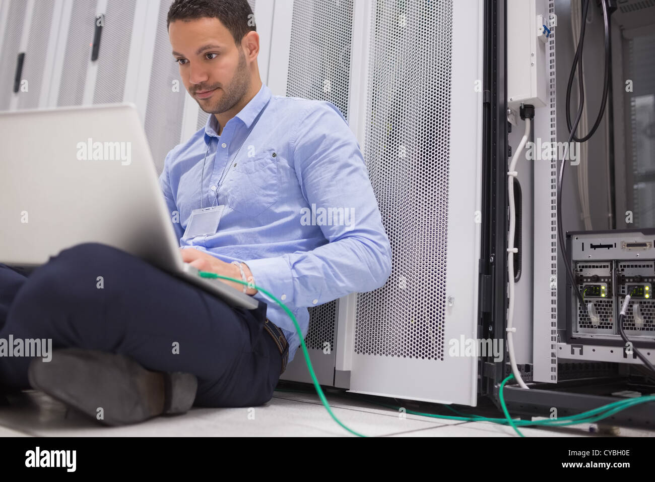 Man konzentriert sich auf Laptop mit Server verbunden Stockfoto