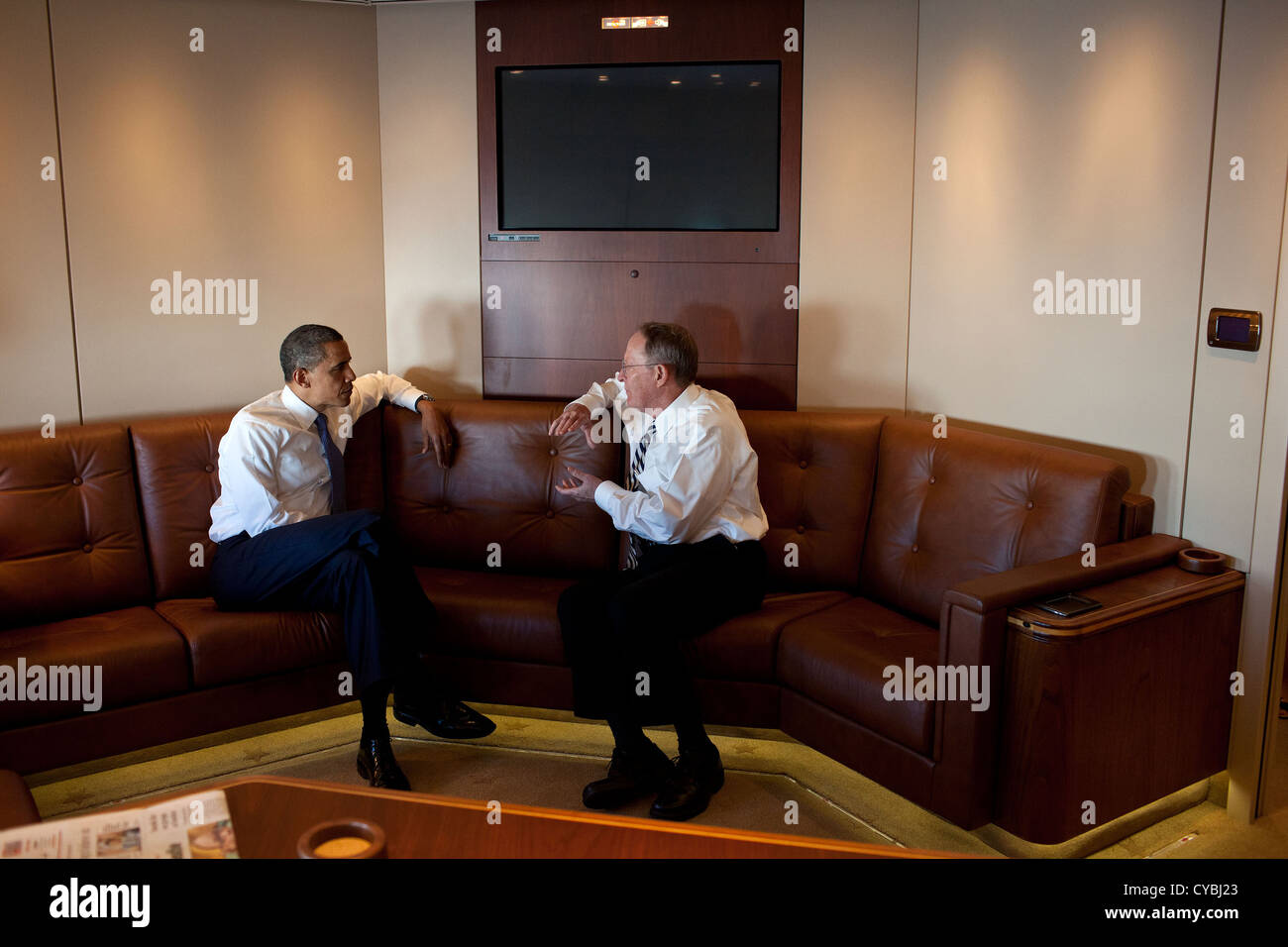 US-Präsident Barack Obama spricht mit Tennessee Senator Lamar Alexander an Bord der Air Force One 16. Mai 2011 während eines Fluges von Memphis, Tennessee, gemeinsame Basis Andrews, Maryland. Stockfoto