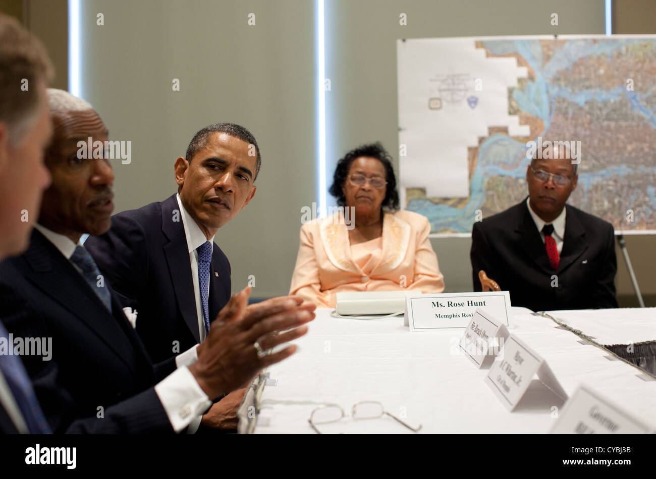 US-Präsident Barack Obama hört, wie Memphis Bürgermeister AC Wharton während eines Treffens mit Vertretern und aus Familien, die von den Überschwemmungen betroffenen 16. Mai 2011 in Memphis, Tennessee spricht. Stockfoto