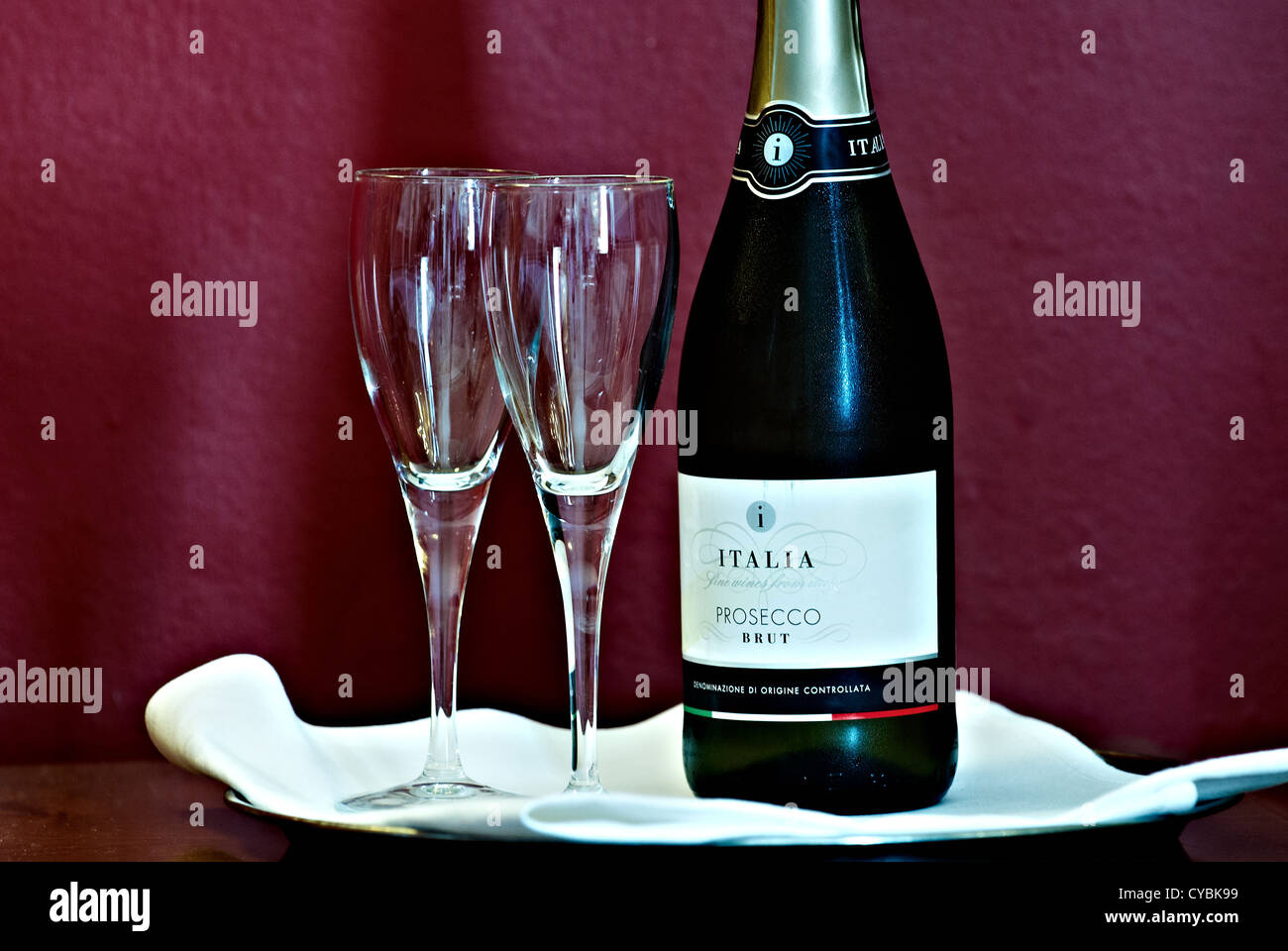 Flasche Champagner und Flöten in einem Hotelzimmer Stockfoto