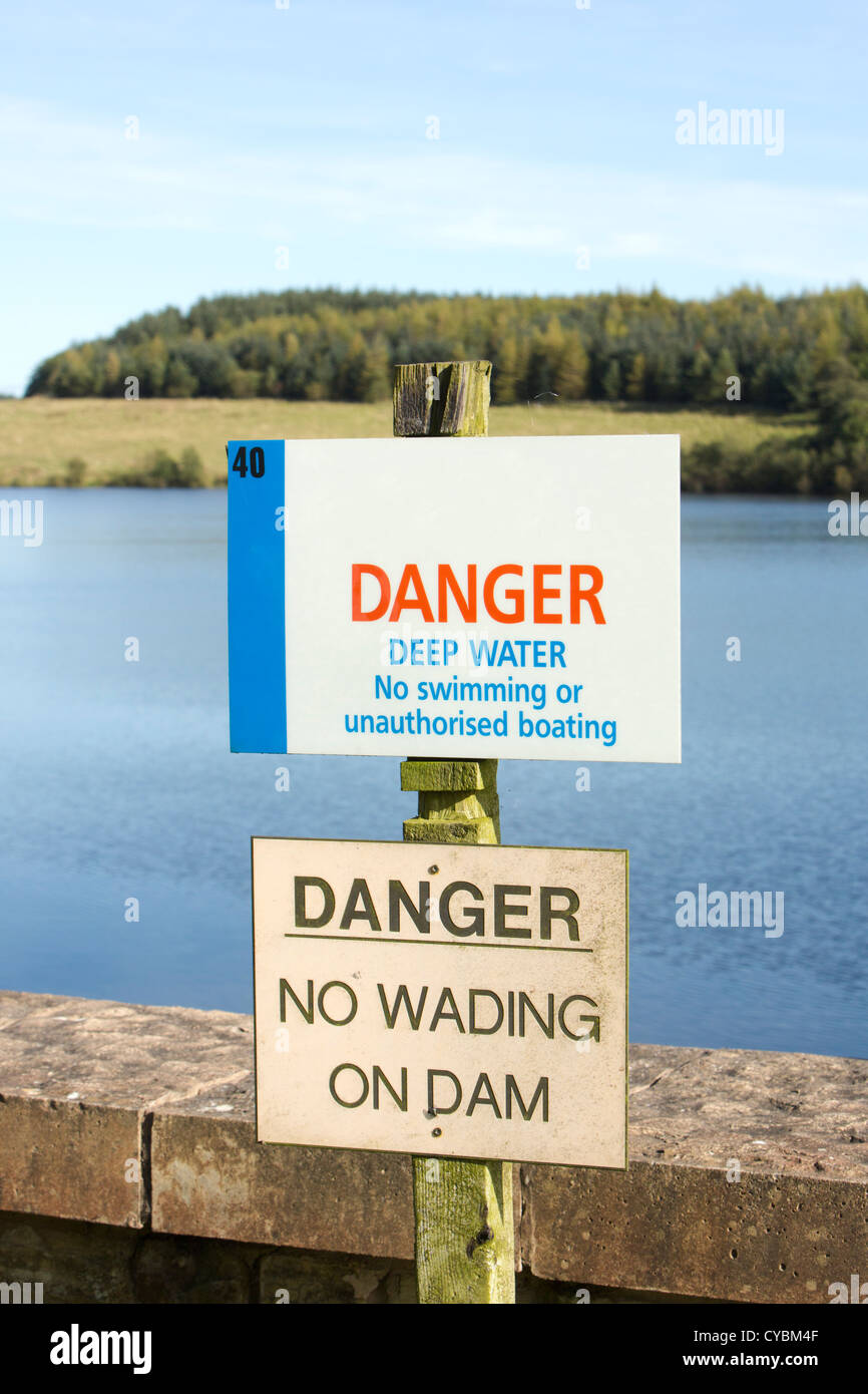 Warnschild am Bestände Reservoir, Slaidburn, UK Stockfoto