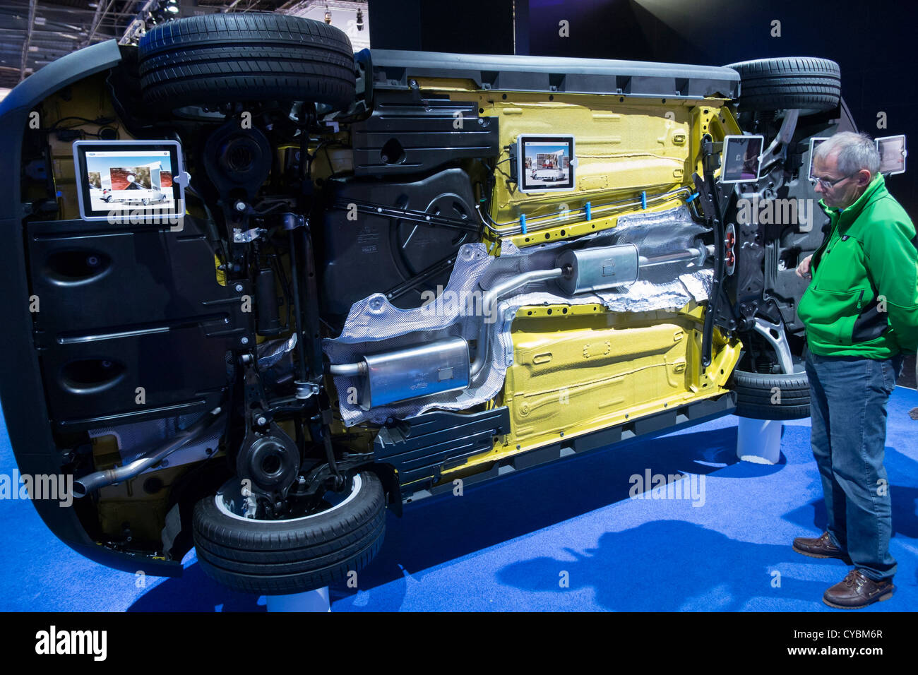 Unterseite des neuen Ford Focus Auto um die Qualität der Konstruktion und Montage auf der Paris Motor Show 2012 anzeigen Stockfoto