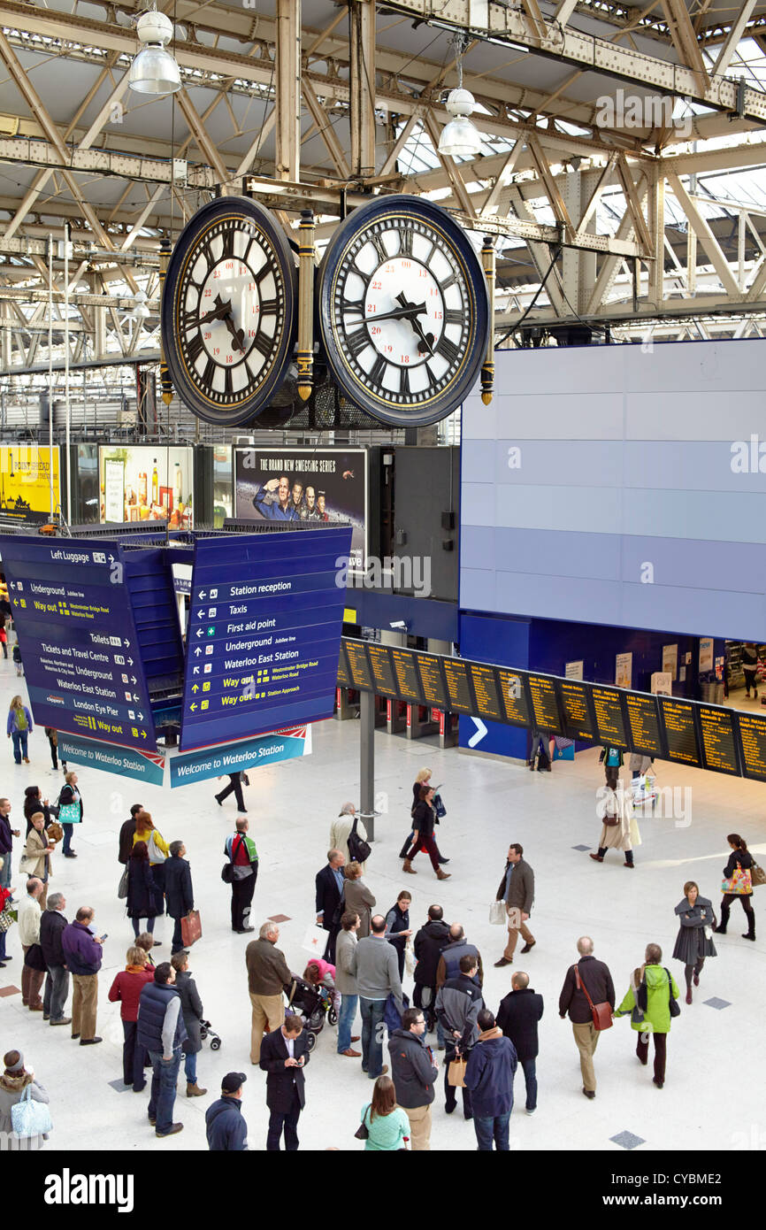 Waterloo Station Clock und Bahnhofshalle Stockfoto