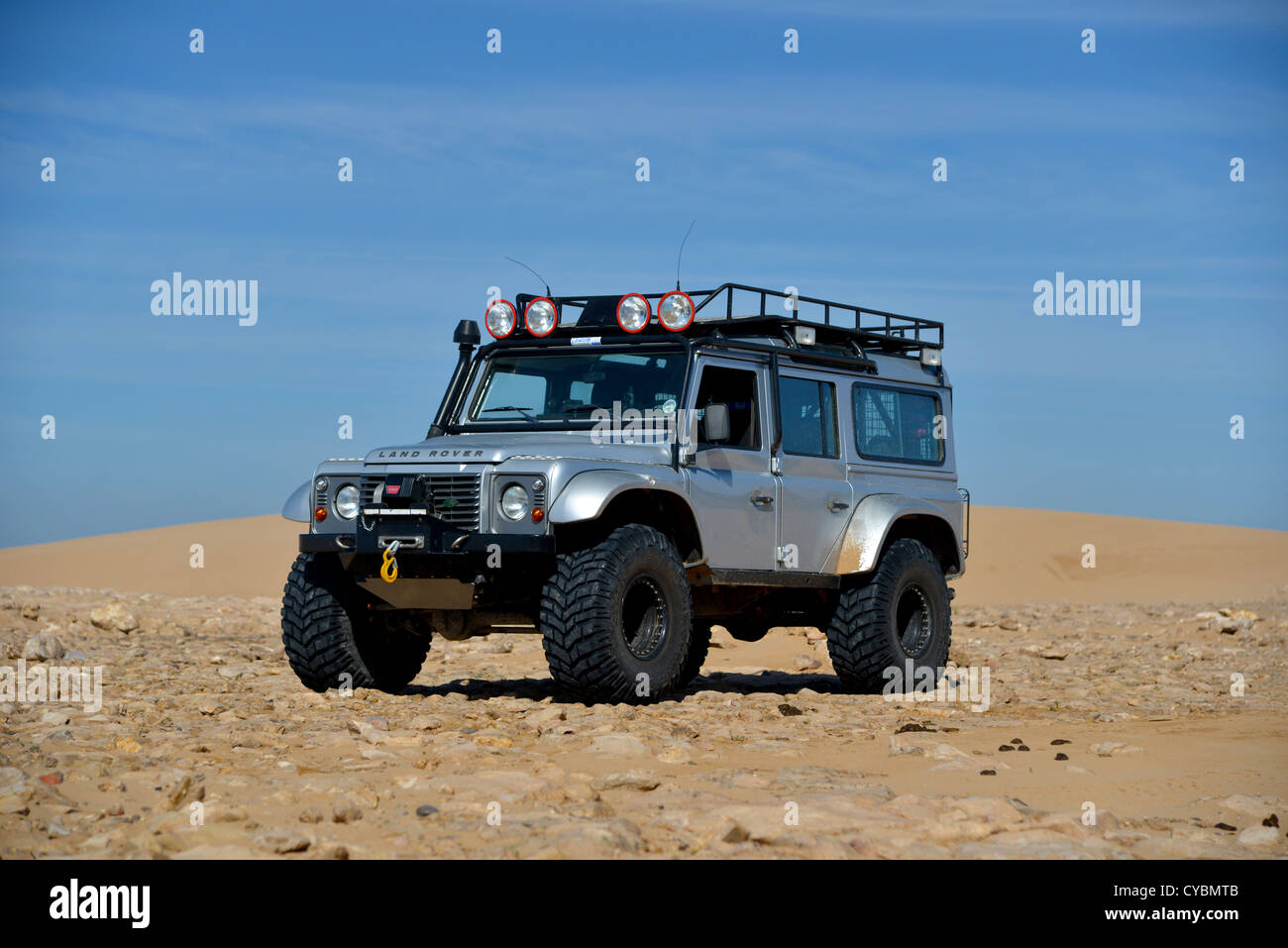 https://c8.alamy.com/compde/cybmtb/off-road-expedition-vorbereitet-2012-land-rover-defender-110-mit-ballonreifen-winde-uberrollkafig-scheinwerfer-auf-sand-in-marokko-cybmtb.jpg