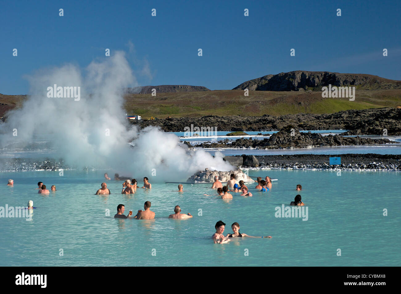 Touristen und Besucher genießen Sie geothermische Außenpool an der blauen Lagune, Island Stockfoto