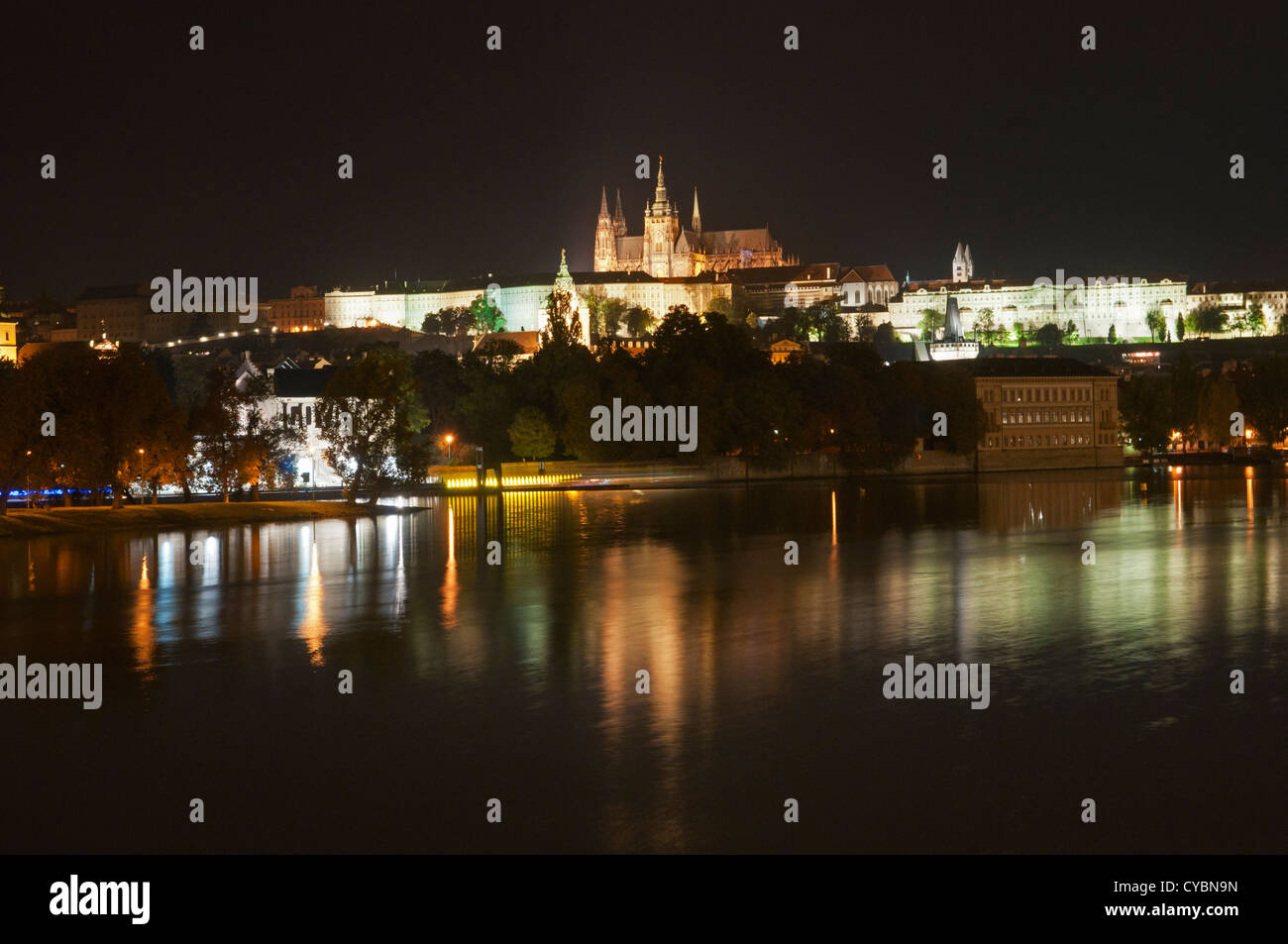 Nachtansicht der Prager Burg und Fluss Vitava, Prag, Tschechische Republik Stockfoto