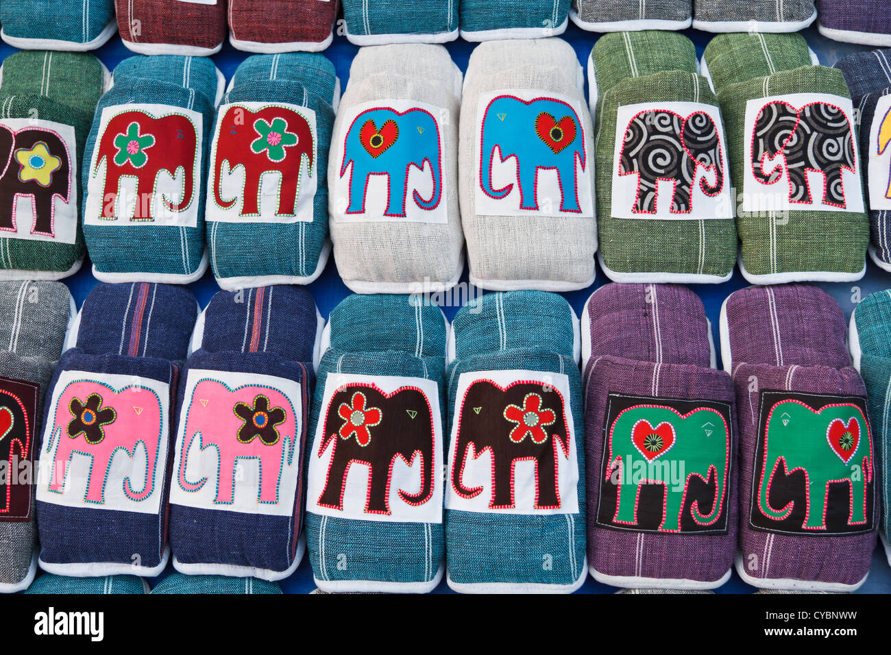 Verkauf von typischen Pantoffeln auf einem Straßenmarkt in Luang Prabang, Laos Stockfoto