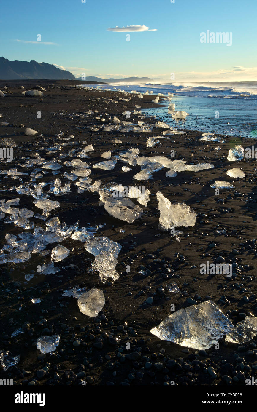 Eisberge auf vulkanische Sandstrand am Jökulsárlón Island Stockfoto