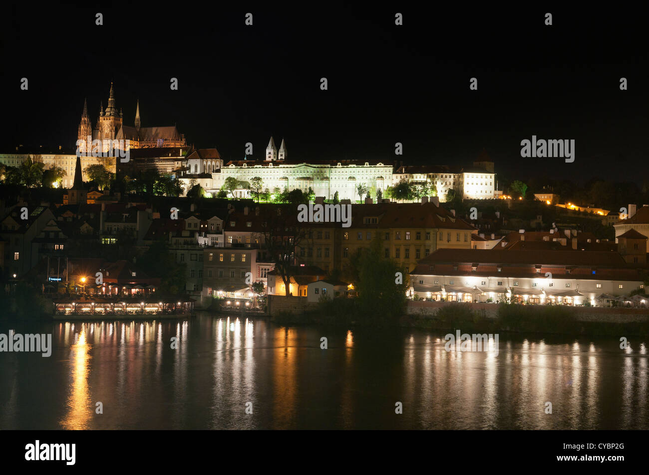 Nachtansicht der Prager Burg und Fluss Vitava, Prag, Tschechische Republik Stockfoto
