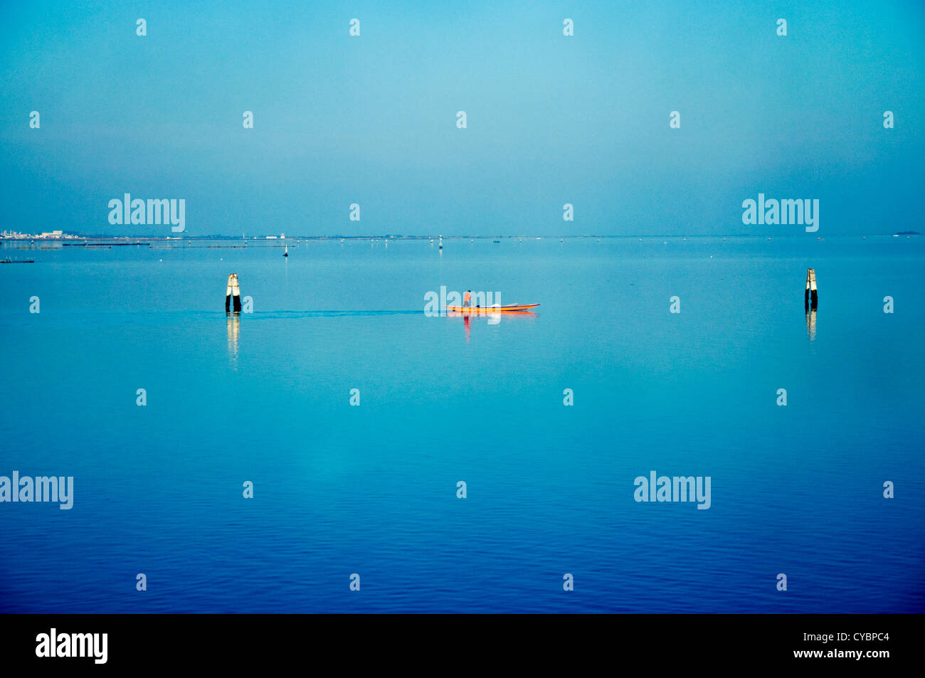 Lagune von Venedig ein Fischer in einem hellen orange Boot Stockfoto