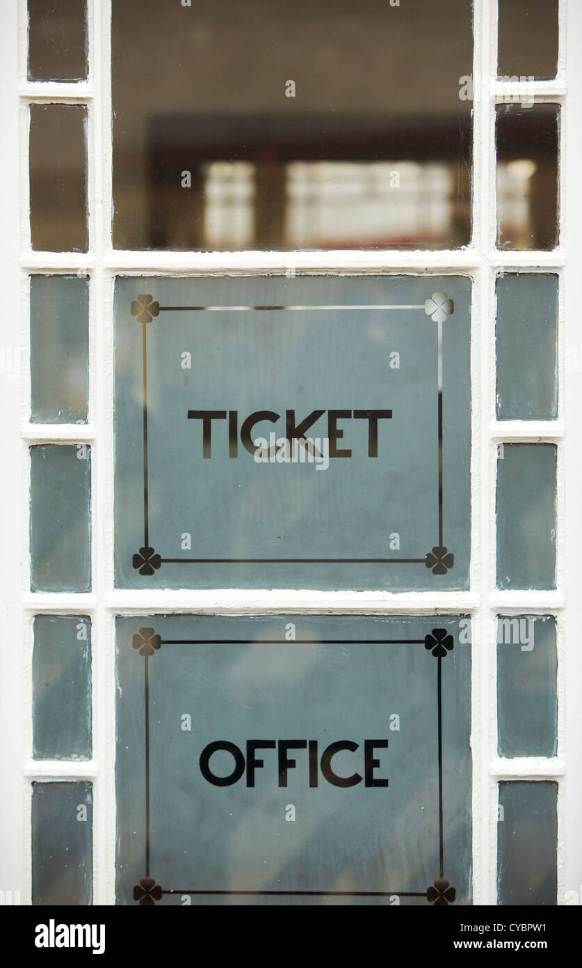 Alten Bahnhof und warten Raumfenster, Dent Station Cumbria Stockfoto