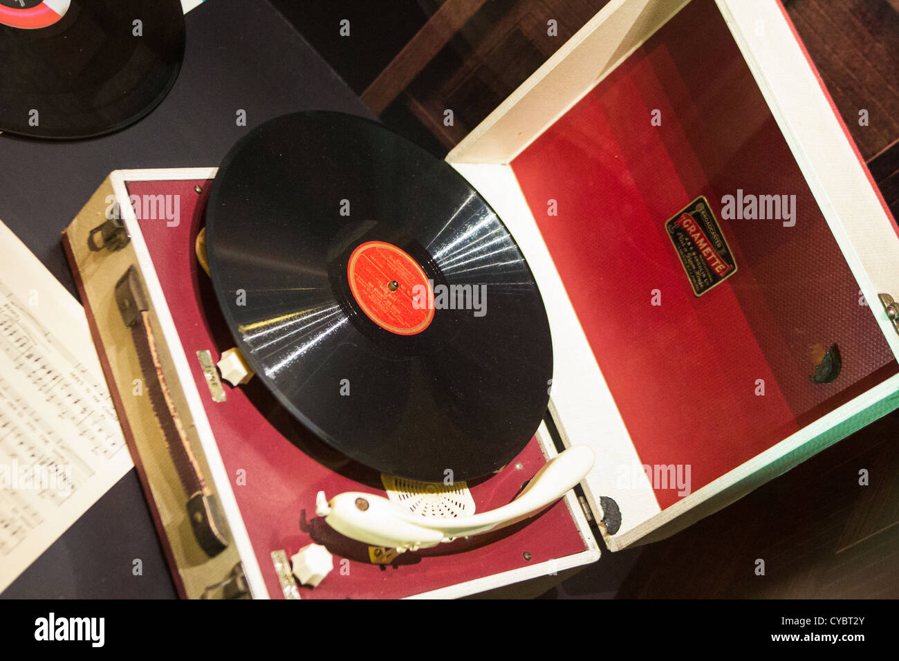 altes Grammophon Spieler, Buchführung und Musik Blätter in Vitrine an Bord der Queen Victoria Cunard Liner. Stockfoto