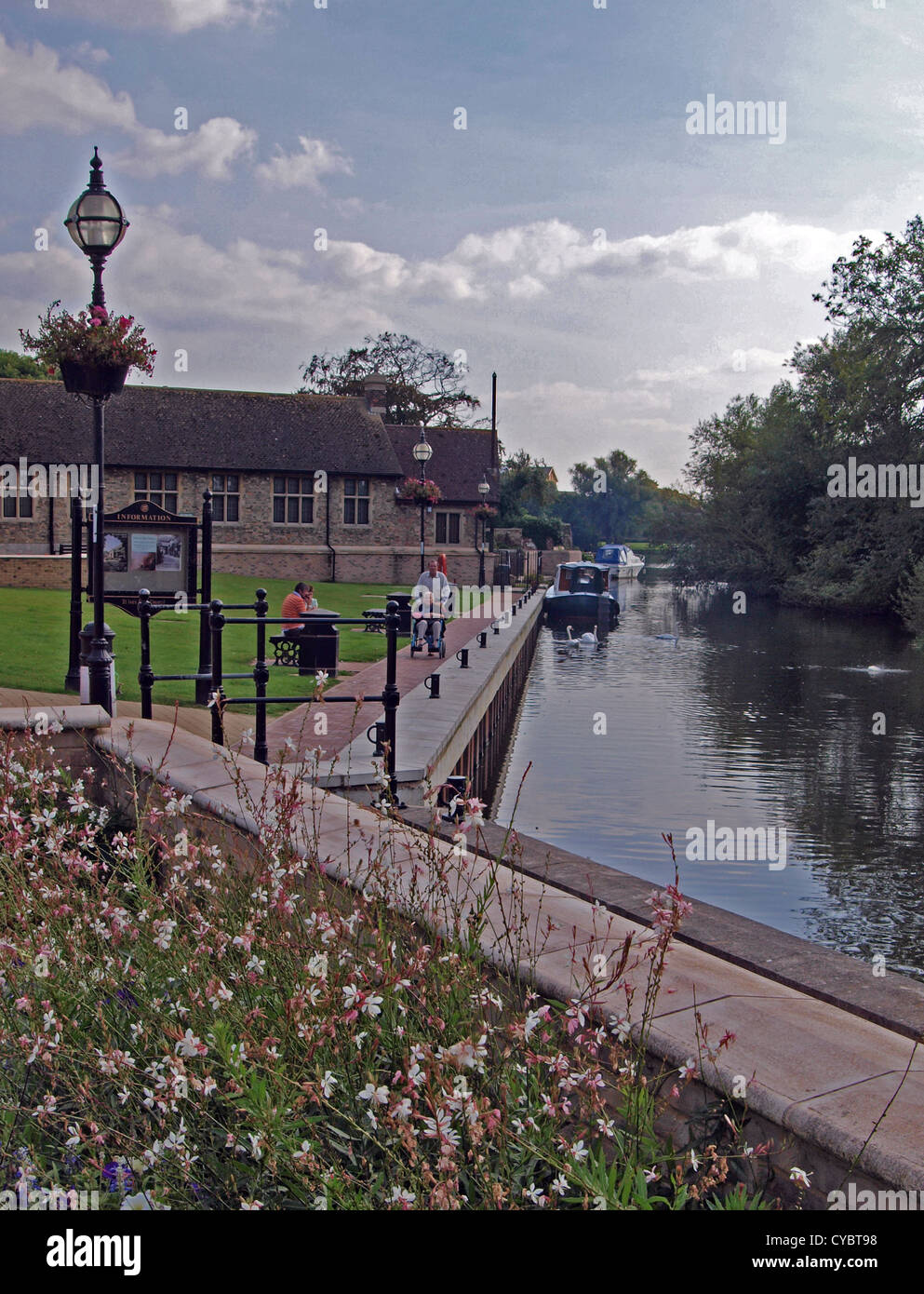 Die Wartezeiten in St. Ives mit dem Norris-Museum in den Boden zurück. Legen Sie auf dem Rücken Wasser des Flusses Great Ouse. Stockfoto
