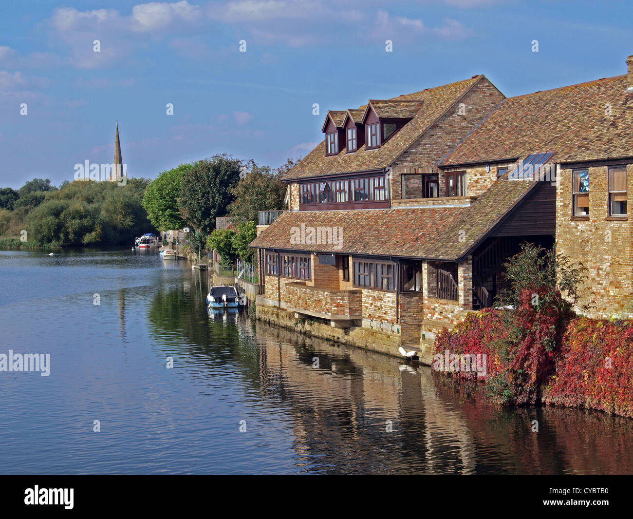 Fluss Ouse von St Ives Brücke, der Turm der Pfarrkirche Allerheiligen ist auf der Rückseite Boden. Stockfoto