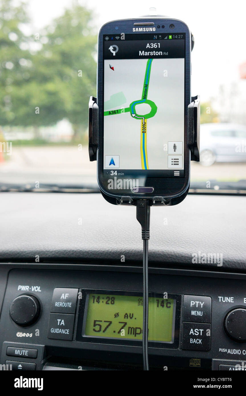 Sat Nav gps auf einem Smartphone in einem Auto Stockfoto