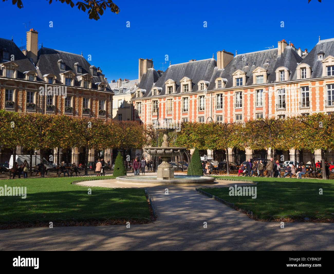 Place des Vosges, Paris. Dies ist der älteste geplanten Platz in Paris, mit einheitlichen Häusern entlang einem großen Central Park. Stockfoto