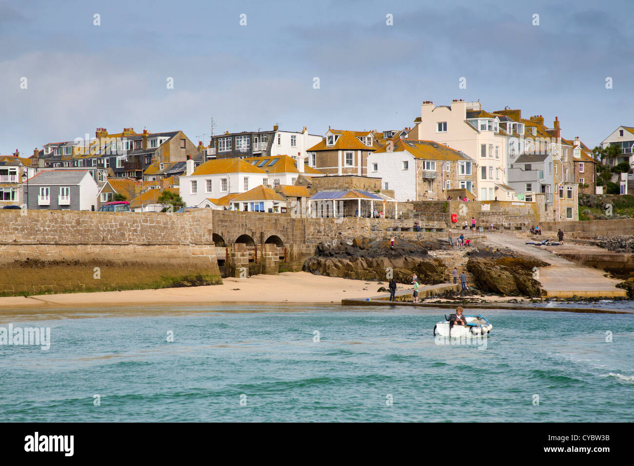 St Ives; Pier, Stadt und Strand vom Meer; Cornwall; UK Stockfoto