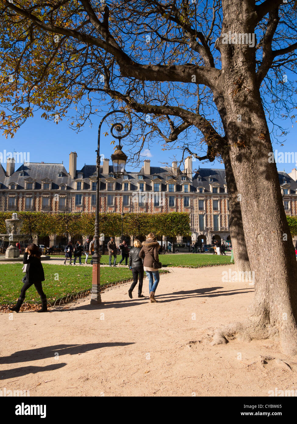 Herbst in Place des Vosges, Paris. Dies ist der älteste geplanten Platz in Paris, mit einheitlichen Häusern entlang einem großen Central Park. Stockfoto