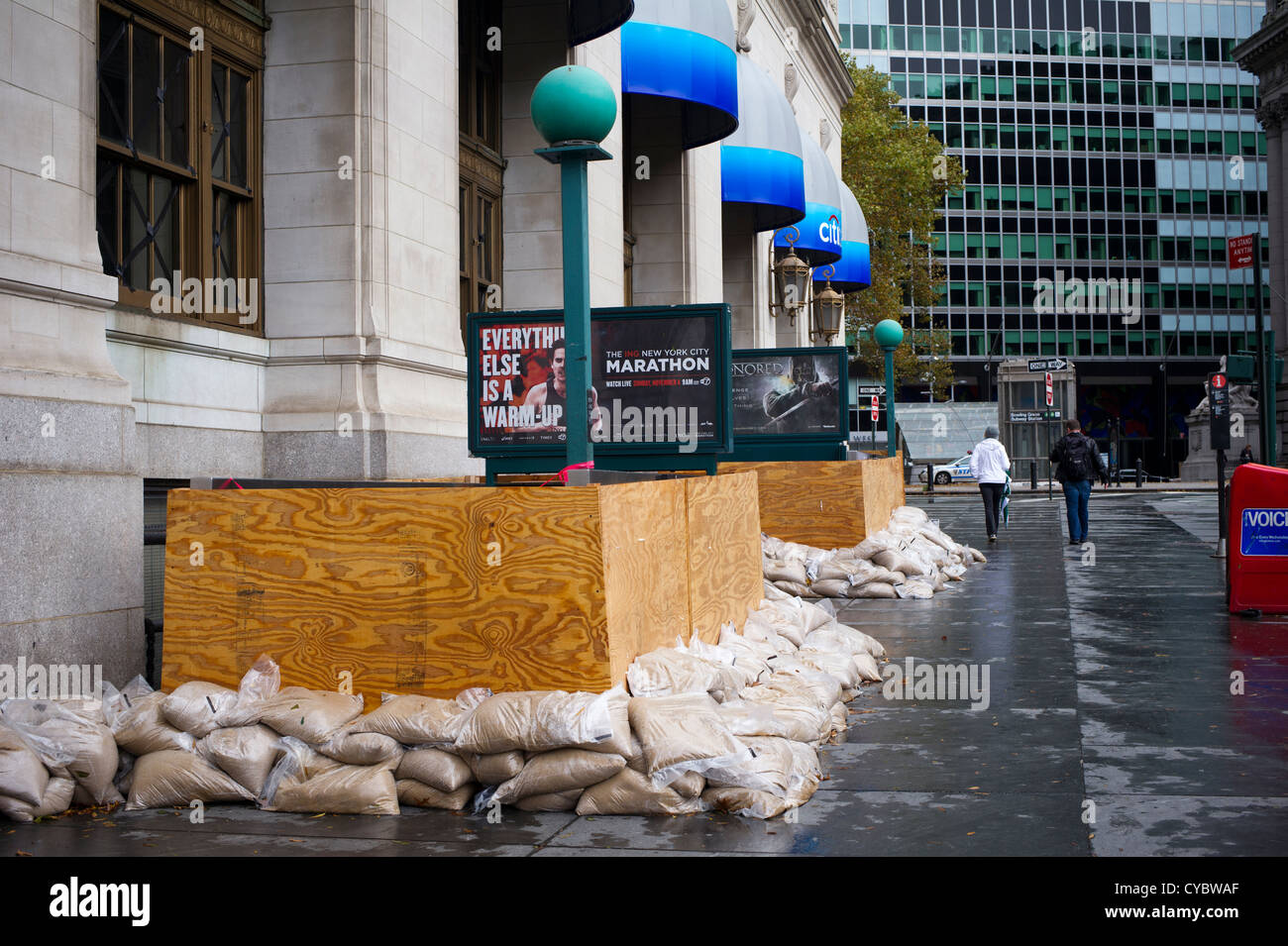 Ein u-Bahn-Eingang mit Brettern vernagelt um Hochwasser in der u-Bahnstation und Tracks zu verhindern vom Hurrikan Sandy in New York Stockfoto