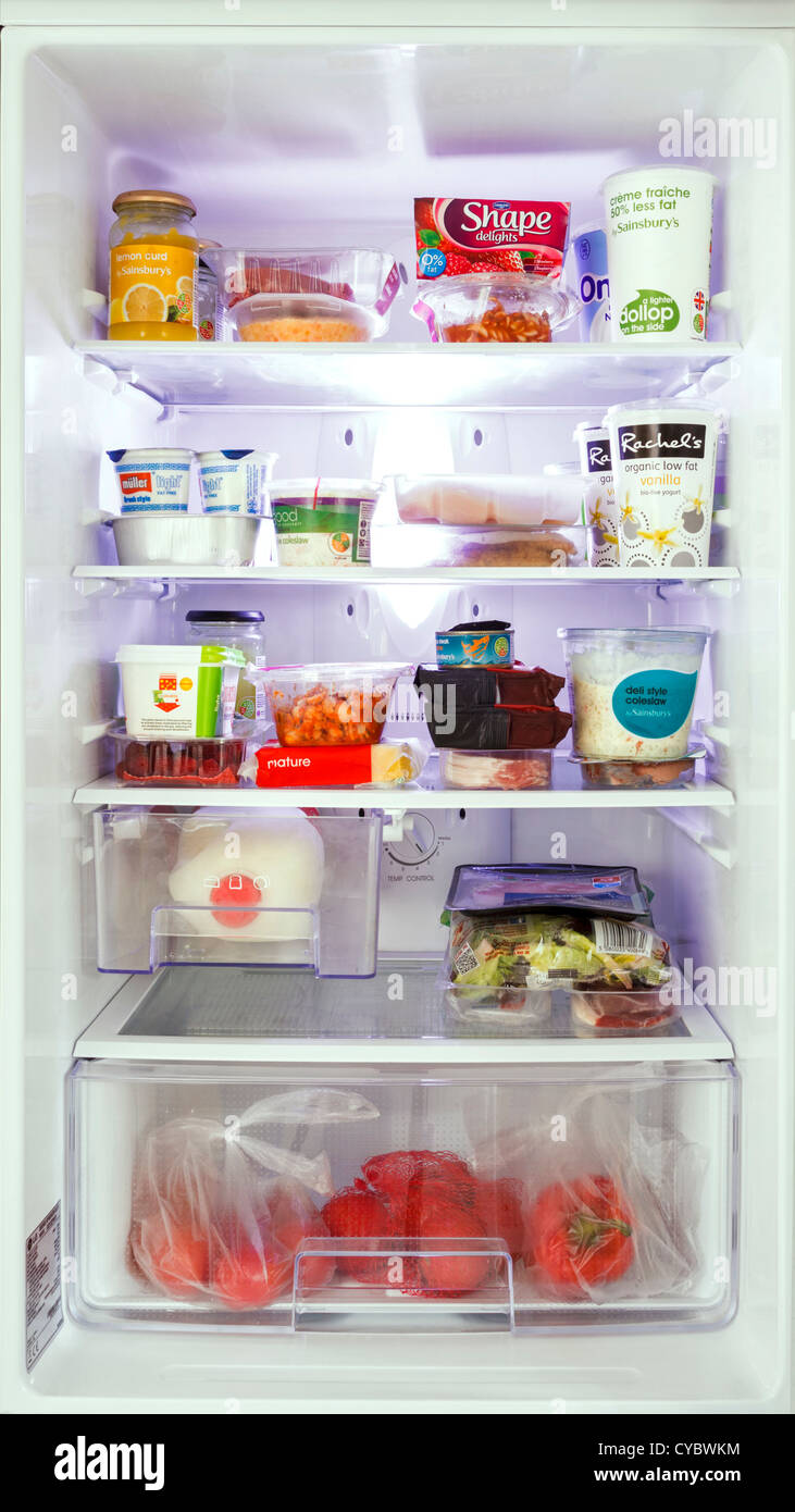 Kühlschrank voll mit Essen mit offener Tür Stockfoto