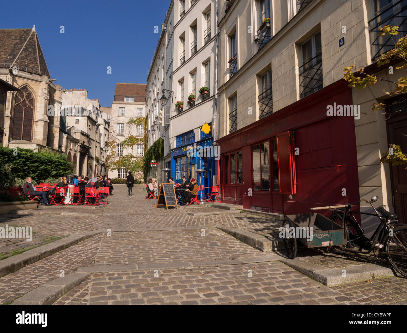 Rue des Barres, Paris. Eine mittelalterliche gepflasterte Straße hinter der Kirche Saint Gervais und Saint Protais. Stockfoto