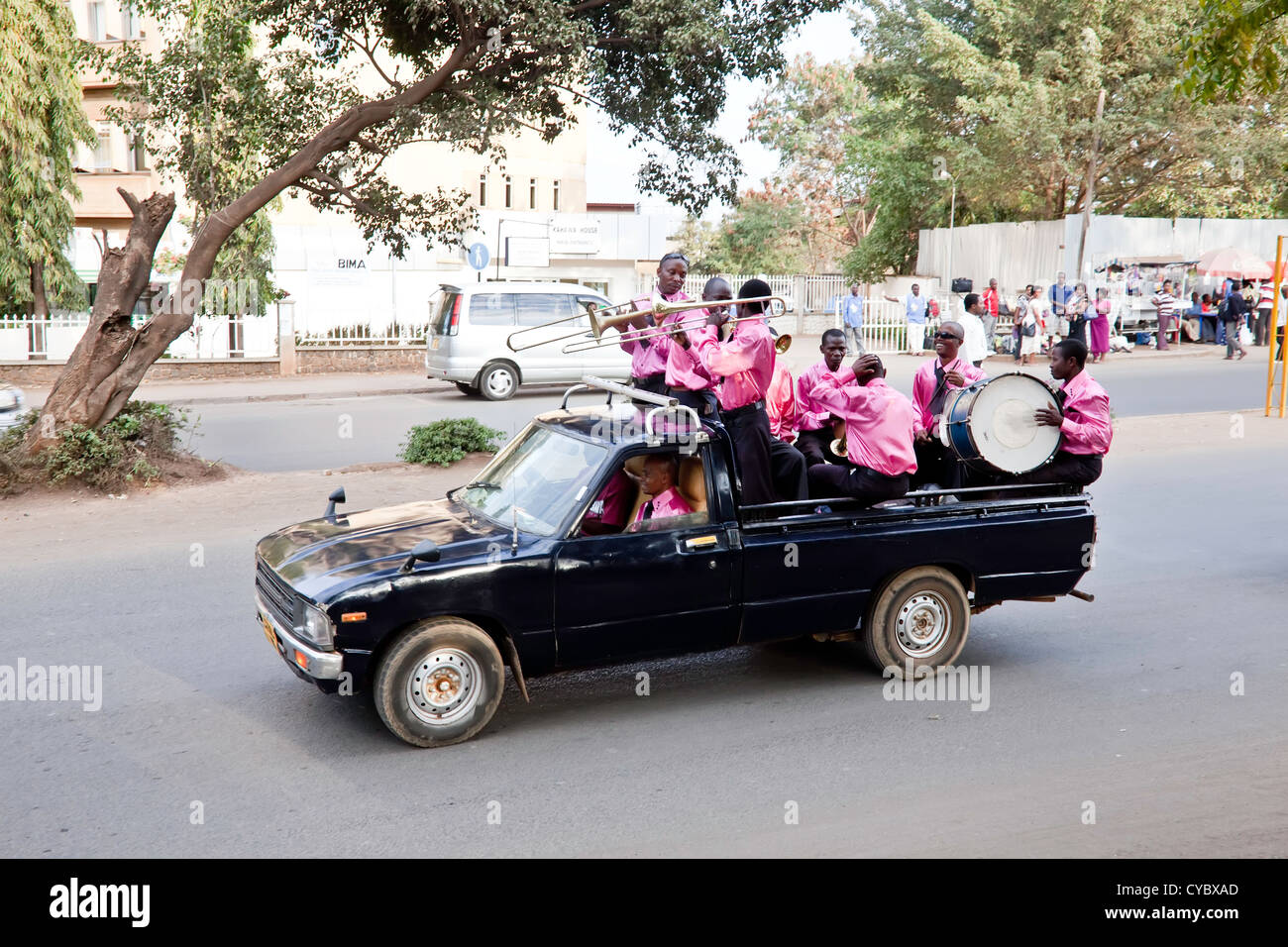 Traditionelle Hochzeitszeremonie mit Hochzeitsgesellschaft Fahrt durch die Straßen von Moshi; Tansania; Ost-Afrika; Afrika Stockfoto