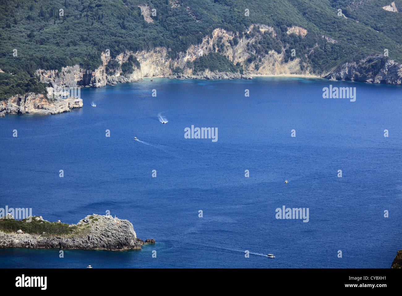 Korfu Bucht in der Nähe von Paleokastritsa. Mittelmeer, Griechenland. Stockfoto