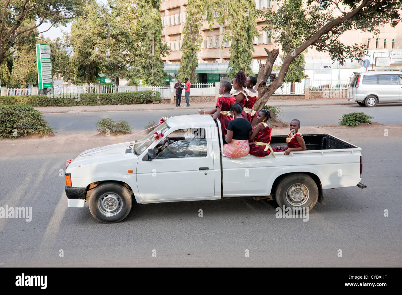 Traditionelle Hochzeitszeremonie mit Hochzeitsgesellschaft Fahrt durch die Straßen von Moshi; Tansania; Ost-Afrika; Afrika Stockfoto