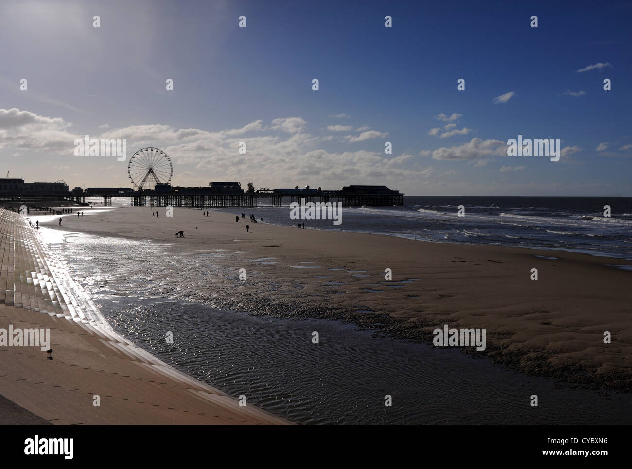 Blackpool Lancashire Coast UK - der Strand Sand und Piers dahinter Stockfoto