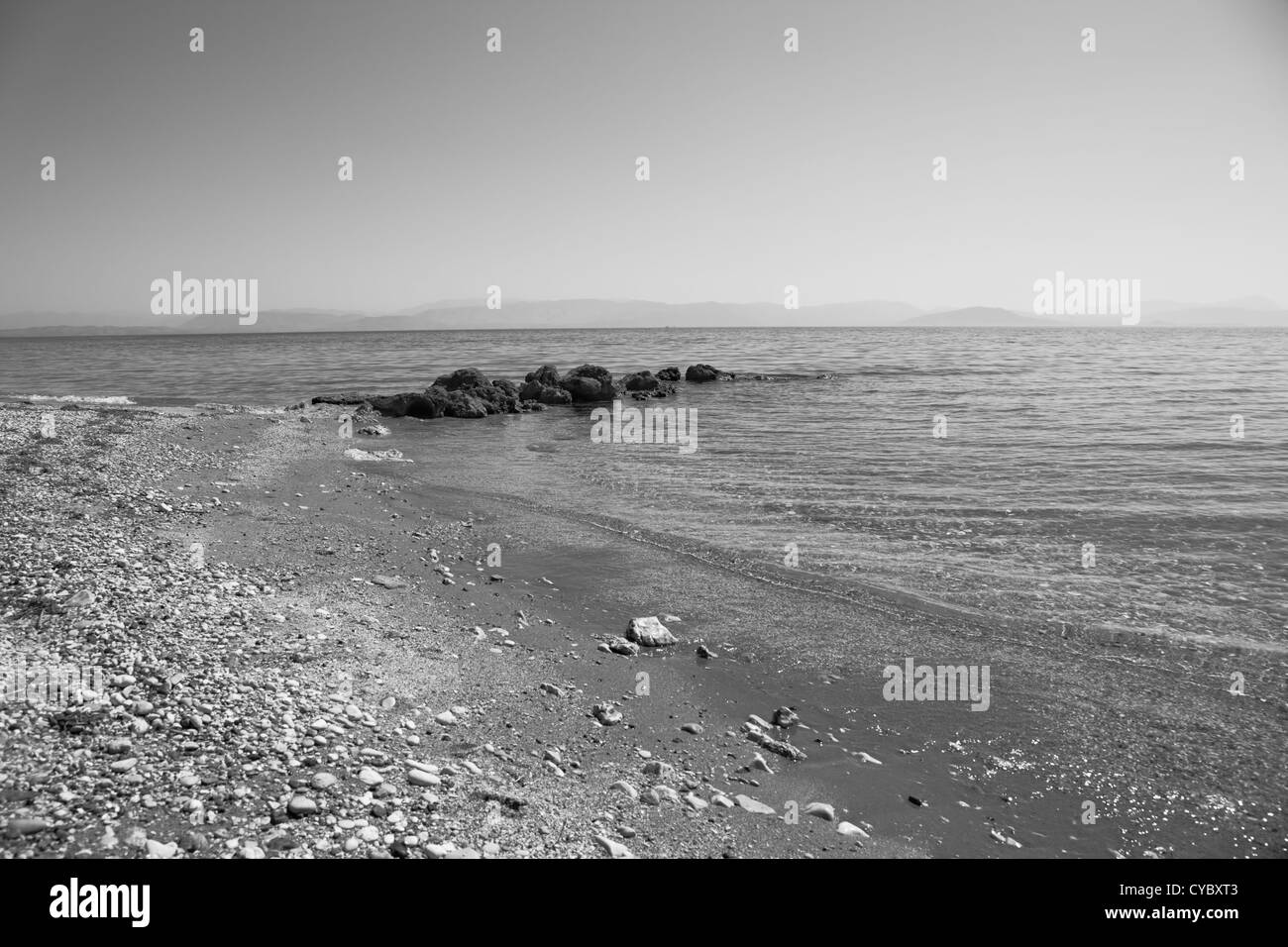 Mediterranen Küste der Insel Korfu, Griechenland. Schwarz / weiß Bild. Stockfoto