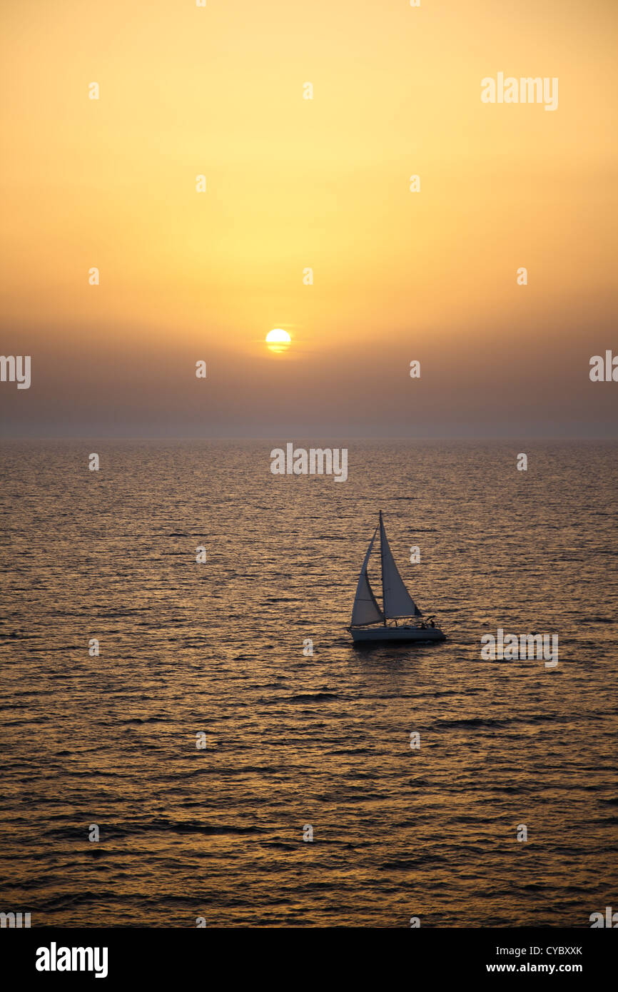 Yacht segeln bei Sonnenuntergang in der Nähe von Bari. Italien. Stockfoto