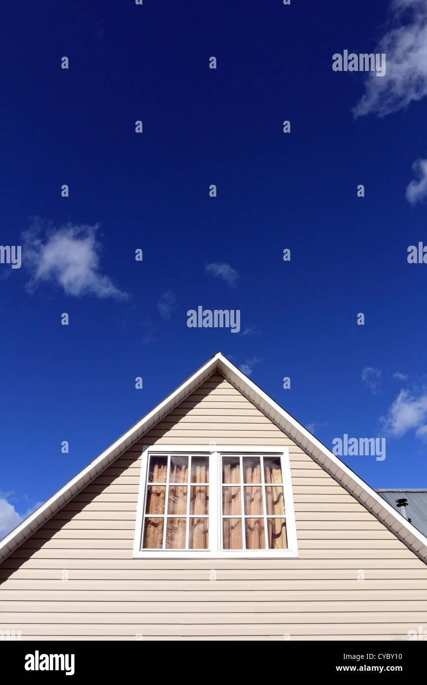 Hausdach vor blauem Himmel. Vertikale Zusammensetzung. Stockfoto