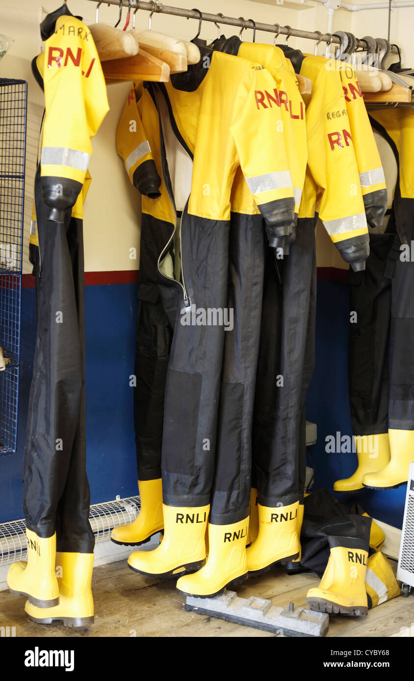 RNLI Schutzkleidung in Rettungsboot Haus aufhängen. Stockfoto