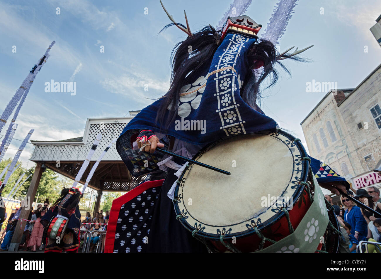 Thames Festival 2012. Oshu Kanatsu-Ryu Shishi-Odori Dance Troupe aus der Region Tohoku (Nordost) von Japan Stockfoto