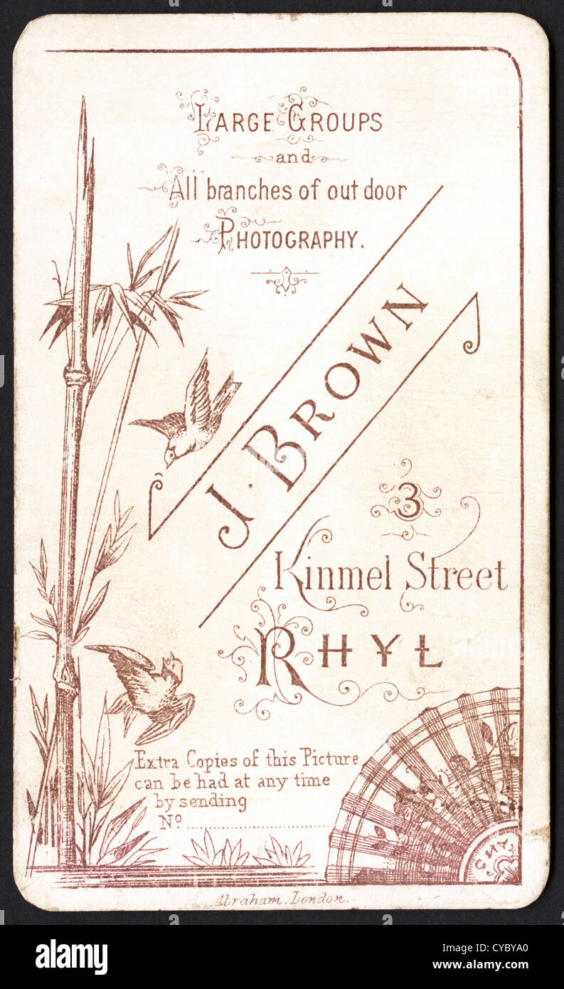 Aufwendige Design auf Rückseite der Carte de Visite um 1880 vom Fotografen J. Brown von Rhyl Stockfoto